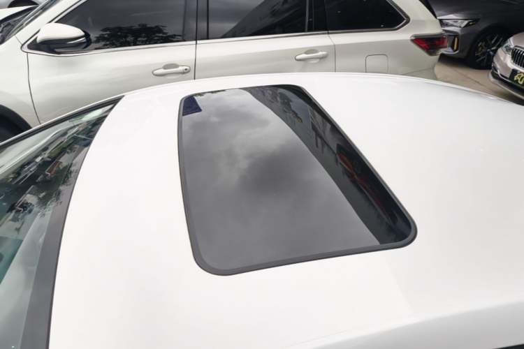 Used Chevrolet Cruze 2018 320 Automatic Pioneer Sunroof Edition Roof