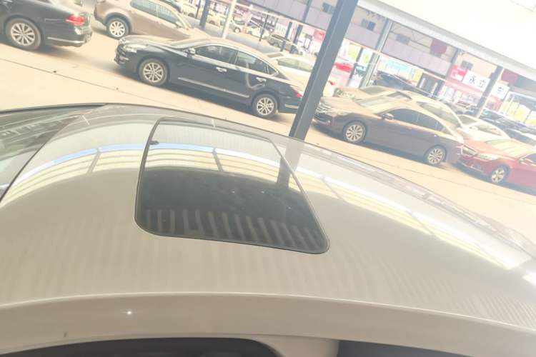 Used Chevrolet Cruze 2018 Hatchback 320 Automatic Pioneer Sunroof Edition Roof