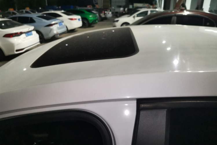 Used Chevrolet Cruze 2018 320 Automatic Pioneer Sunroof Edition Roof