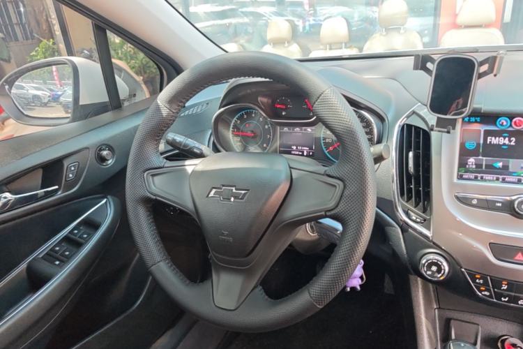 Used Chevrolet Cruze 2018 320 Automatic Pioneer Sunroof Edition Steering Wheel