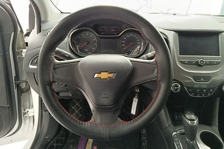 Used Chevrolet Cruze 2018 Hatchback 320 Automatic Pioneer Sunroof Edition Steering Wheel