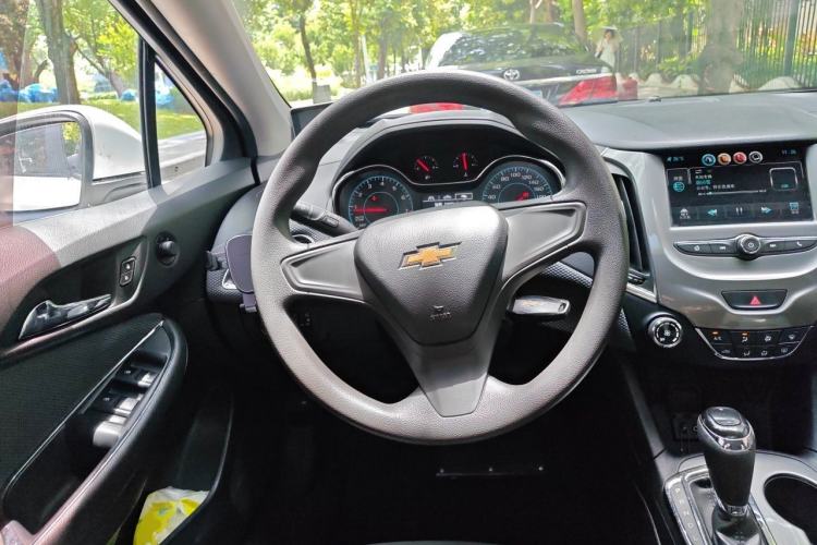 Used Chevrolet Cruze 2018 320 Automatic Pioneer Sunroof Edition Steering Wheel