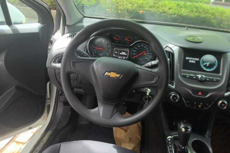 Used Chevrolet Cruze 2018 320 Automatic Pioneer Sunroof Edition Steering Wheel
