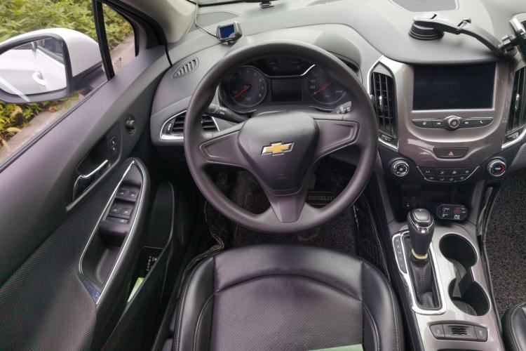 Used Chevrolet Cruze 2018 320 Automatic Pioneer Sunroof Edition Steering Wheel