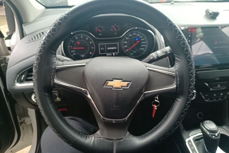 Used Chevrolet Cruze 2018 Hatchback 320 Automatic Pioneer Sunroof Edition Steering Wheel