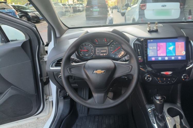 Used Chevrolet Cruze 2018 320 Automatic Pioneer Sunroof Edition Steering Wheel