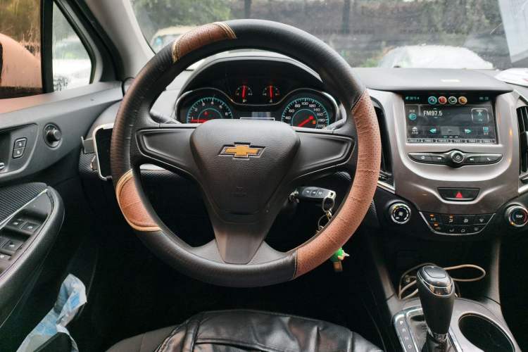 Used Chevrolet Cruze 2018 320 Automatic Pioneer Sunroof Edition Steering Wheel
