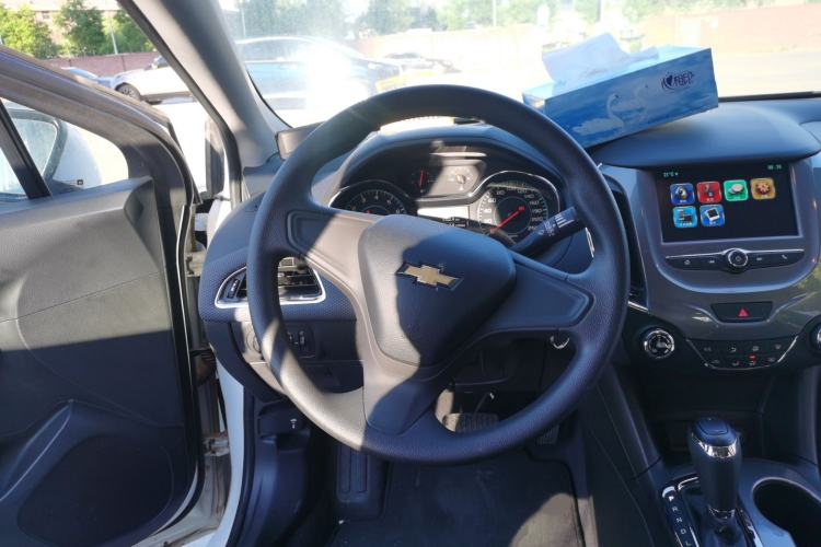 Used Chevrolet Cruze 2018 320 Automatic Pioneer Sunroof Edition Steering Wheel