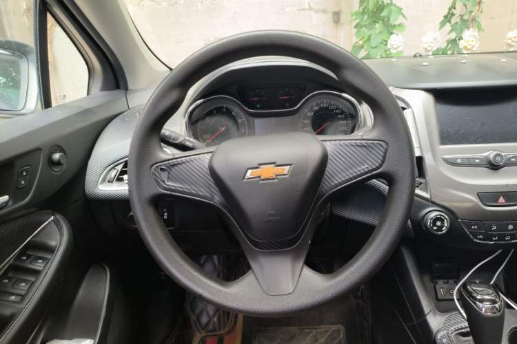 Used Chevrolet Cruze 2018 Hatchback 320 Automatic Pioneer Sunroof Edition Steering Wheel