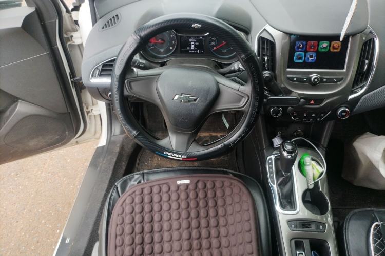 Used Chevrolet Cruze 2018 320 Automatic Pioneer Sunroof Edition Steering Wheel