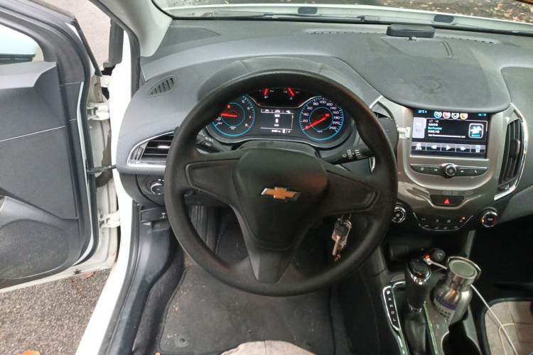 Used Chevrolet Cruze 2018 320 Automatic Pioneer Sunroof Edition Steering Wheel