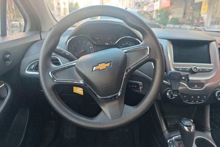 Used Chevrolet Cruze 2018 Hatchback 320 Automatic Pioneer Sunroof Edition Steering Wheel