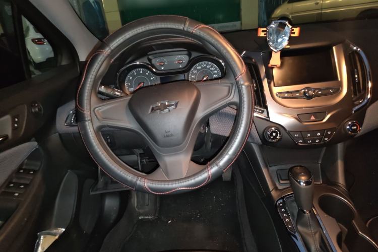 Used Chevrolet Cruze 2018 Redline 320 Automatic Pioneer Edition Steering Wheel