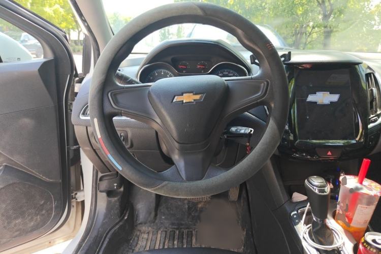 Used Chevrolet Cruze 2018 320 Automatic Pioneer Sunroof Edition Steering Wheel