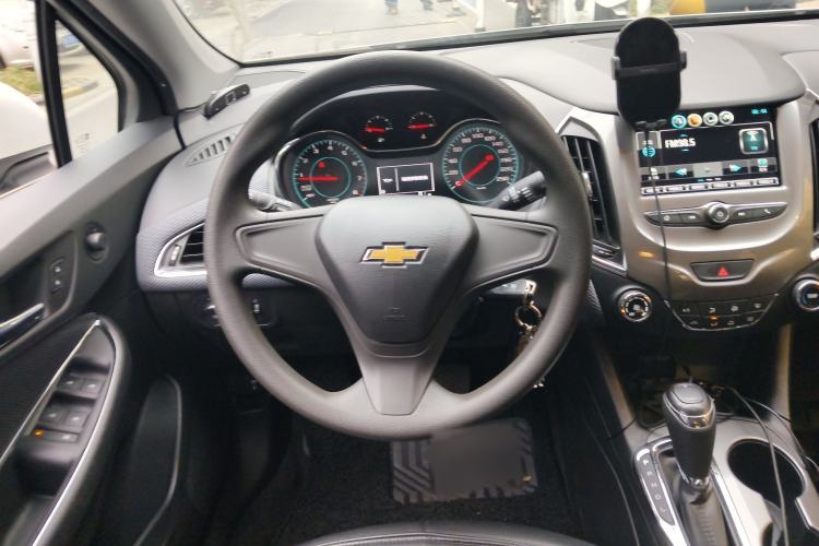 Used Chevrolet Cruze 2018 320 Automatic Pioneer Sunroof Edition Steering Wheel