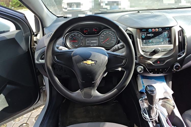 Used Chevrolet Cruze 2018 320 Automatic Pioneer Sunroof Edition Steering Wheel