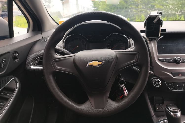 Used Chevrolet Cruze 2018 Hatchback 320 Automatic Pioneer Sunroof Edition Steering Wheel