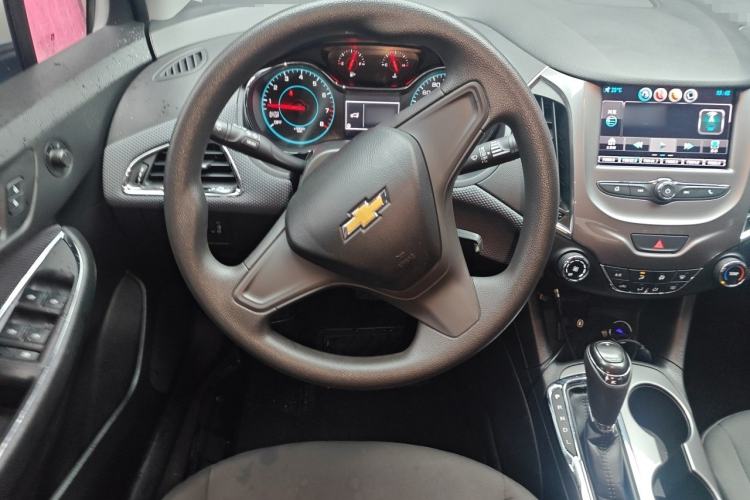 Used Chevrolet Cruze 2018 320 Automatic Pioneer Sunroof Edition Steering Wheel