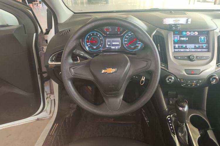 Used Chevrolet Cruze 2018 Hatchback 320 Automatic Pioneer Sunroof Edition Steering Wheel