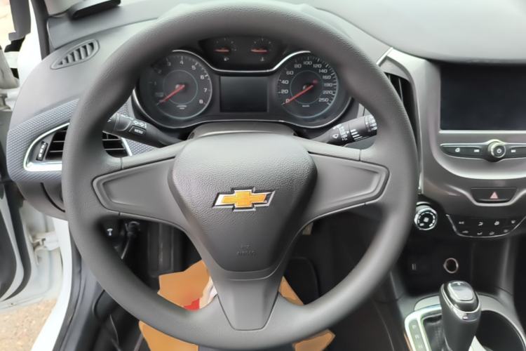 Used Chevrolet Cruze 2018 Hatchback 320 Automatic Pioneer Sunroof Edition Steering Wheel