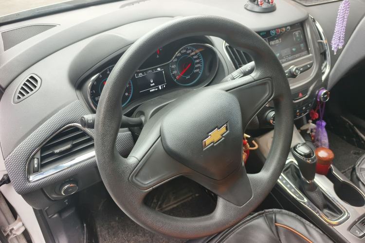 Used Chevrolet Cruze 2018 320 Automatic Pioneer Sunroof Edition Steering Wheel