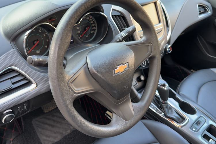 Used Chevrolet Cruze 2018 320 Automatic Pioneer Sunroof Edition Steering Wheel