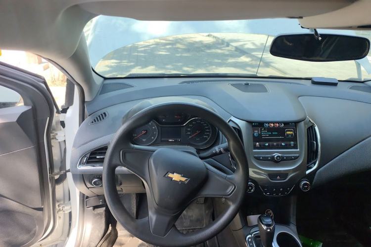 Used Chevrolet Cruze 2018 320 Automatic Pioneer Sunroof Edition Steering Wheel