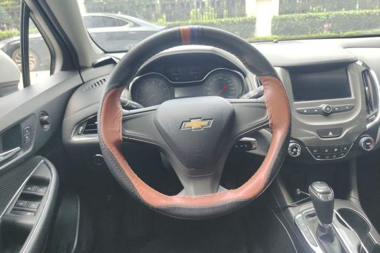 Used Chevrolet Cruze 2018 320 Automatic Pioneer Sunroof Edition Steering Wheel