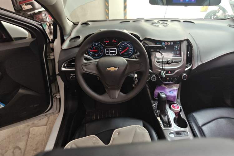 Used Chevrolet Cruze 2018 320 Automatic Pioneer Sunroof Edition Steering Wheel