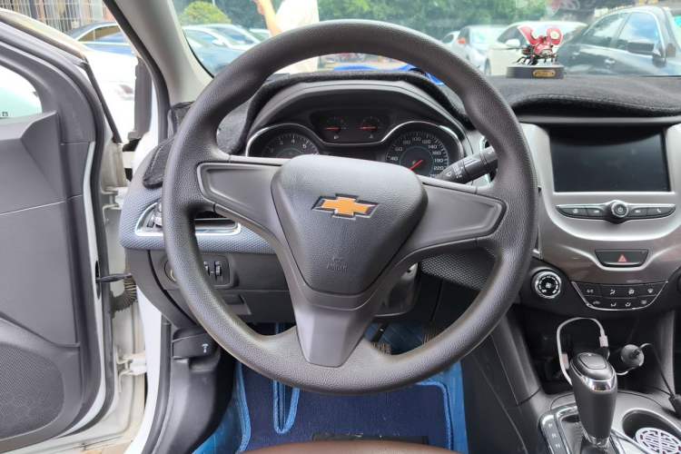 Used Chevrolet Cruze 2018 320 Automatic Pioneer Sunroof Edition Steering Wheel