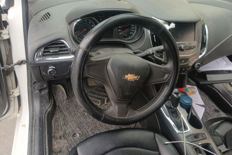 Used Chevrolet Cruze 2018 320 Automatic Pioneer Sunroof Edition Steering Wheel