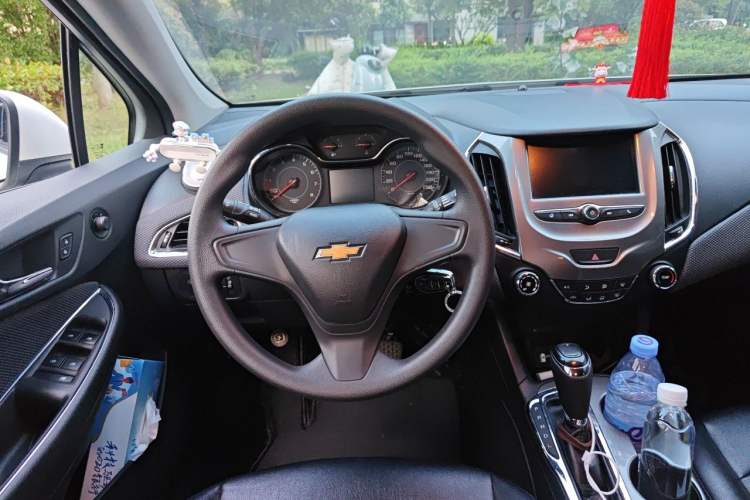 Used Chevrolet Cruze 2018 Hatchback 320 Automatic Pioneer Sunroof Edition Steering Wheel