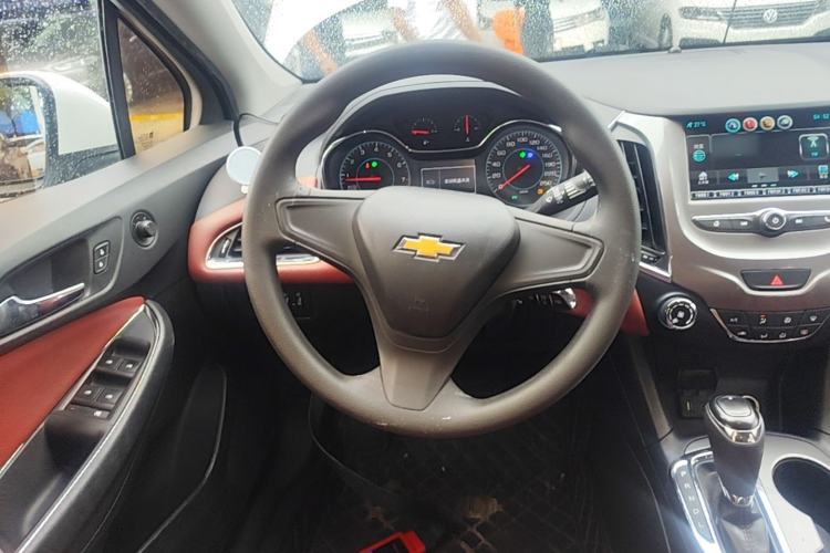 Used Chevrolet Cruze 2018 Hatchback 320 Automatic Pioneer Sunroof Edition Steering Wheel