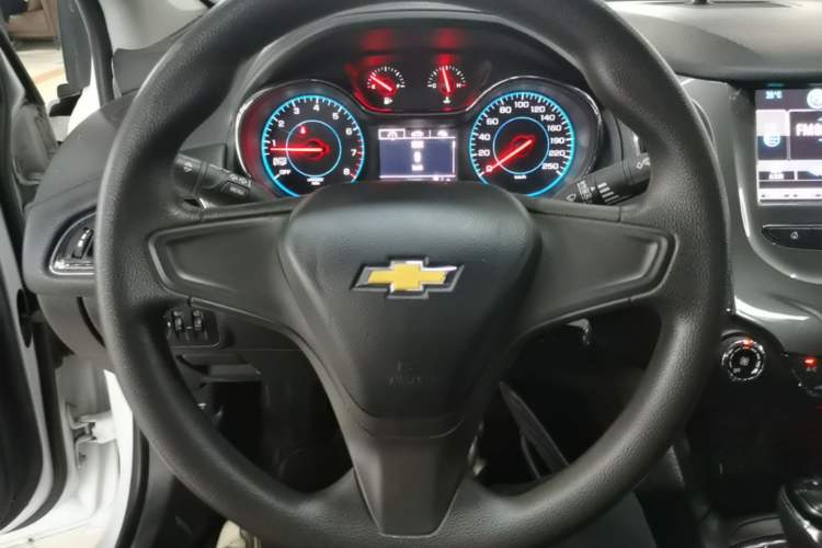 Used Chevrolet Cruze 2018 320 Automatic Pioneer Sunroof Edition Steering Wheel