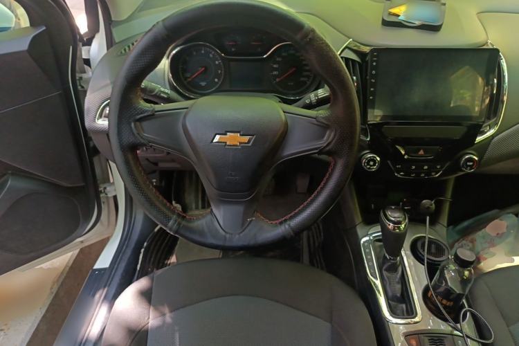 Used Chevrolet Cruze 2018 320 Automatic Pioneer Sunroof Edition Steering Wheel