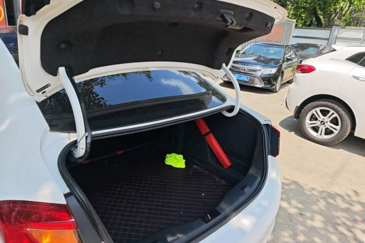 Used Chevrolet Cruze 2018 320 Automatic Pioneer Sunroof Edition Trunk