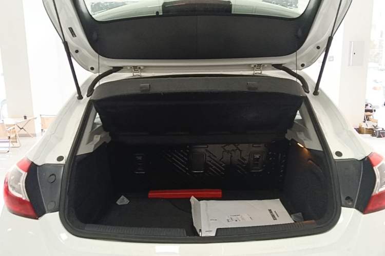 Used Chevrolet Cruze 2018 Hatchback 320 Automatic Pioneer Sunroof Edition Trunk