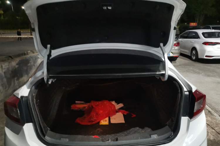 Used Chevrolet Cruze 2018 320 Automatic Pioneer Sunroof Edition Trunk
