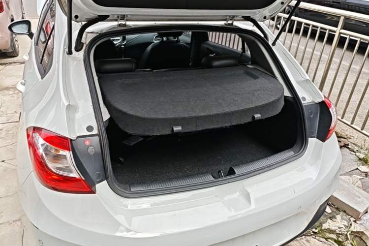 Used Chevrolet Cruze 2018 Hatchback 320 Automatic Xuanfeng Edition Trunk