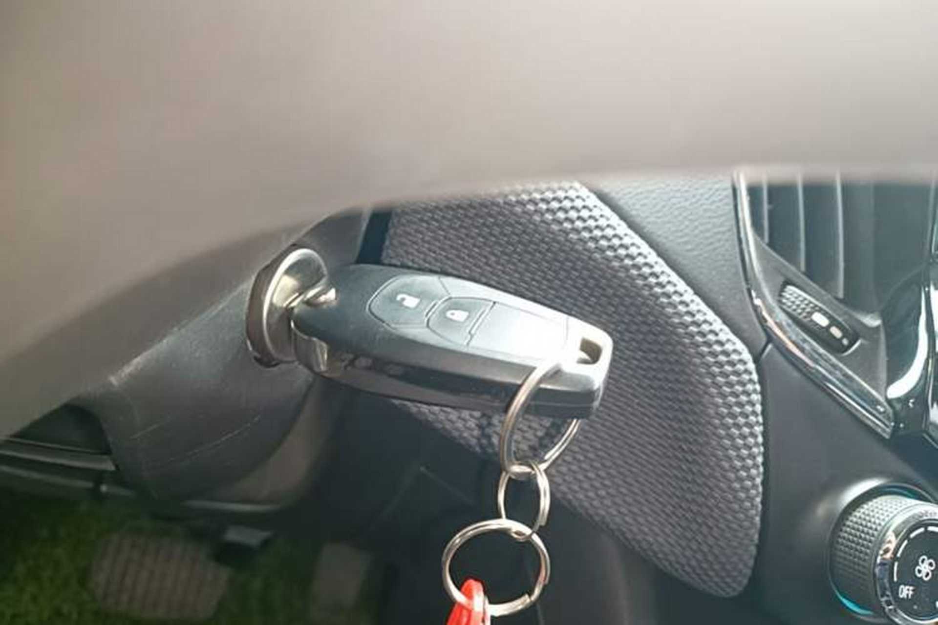 Used Chevrolet Cruze 2018 Hatchback 320 Automatic Pioneer Sunroof Edition Vehicle Key