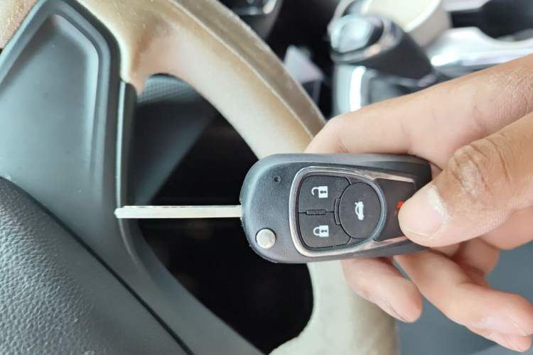 Used Chevrolet Cruze 2018 Hatchback 320 Automatic Pioneer Sunroof Edition Vehicle Key