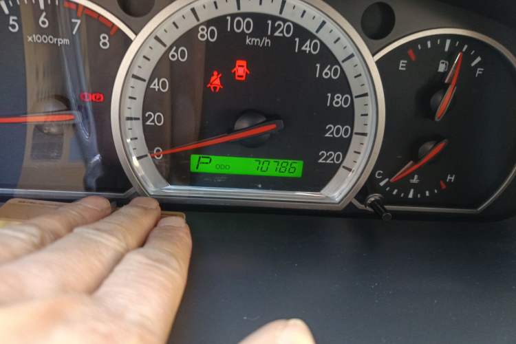 Used Chevrolet Epica 2011 1.8 Comfort Edition AT Odometer Close Up