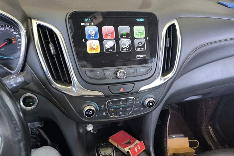 Used Chevrolet Equinox 2017 535T Automatic YuJie Edition Audio And AC Panel