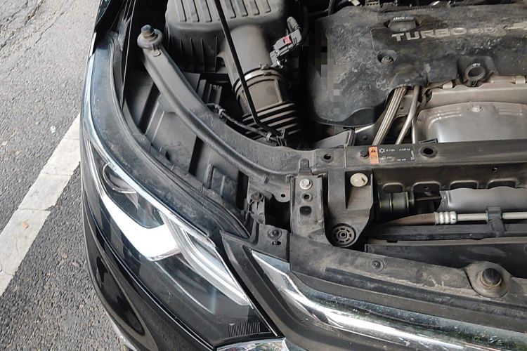 Used Chevrolet Equinox 2017 550T Automatic All-Wheel-Drive Huanjie Edition Engine Bay Right