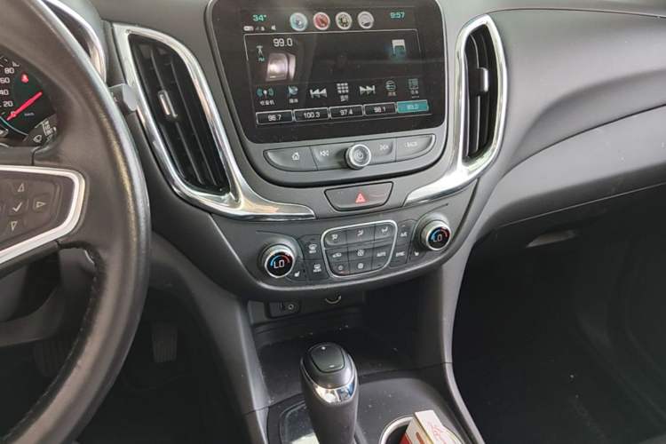 Used Chevrolet Equinox 2017 535T Automatic YuJie Edition Audio And AC Panel