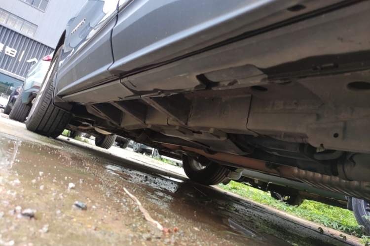 Used Chevrolet Equinox 2017 550T Automatic All-Wheel-Drive Top-Tier Version Left Side Sill
