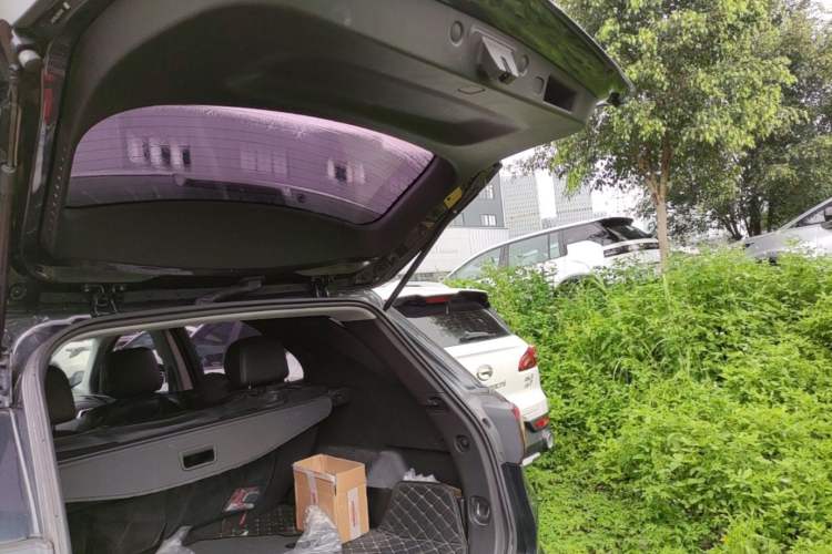 Used Chevrolet Equinox 2017 550T Automatic All-Wheel-Drive Top-Tier Version Trunk