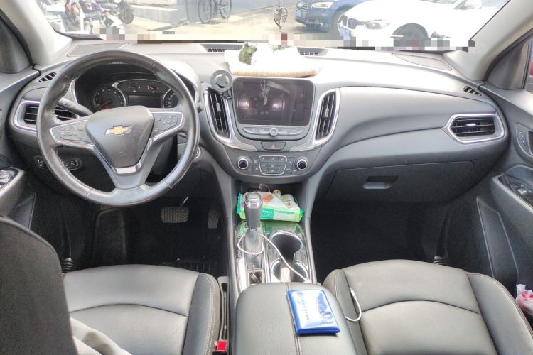 Used Chevrolet Equinox 2017 550T Automatic All-Wheel-Drive Top-Tier Version Center Console