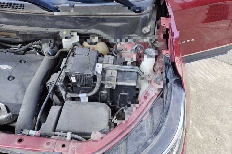 Used Chevrolet Equinox 2017 550T Automatic All-Wheel-Drive Top-Tier Version Engine Bay Left