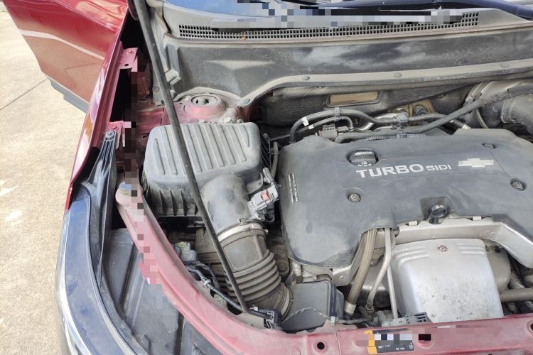 Used Chevrolet Equinox 2017 550T Automatic All-Wheel-Drive Top-Tier Version Engine Bay Right